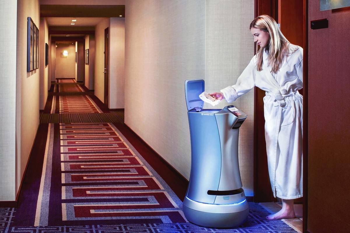 inteligentne roboty obsługują gości w recepcji hotelu