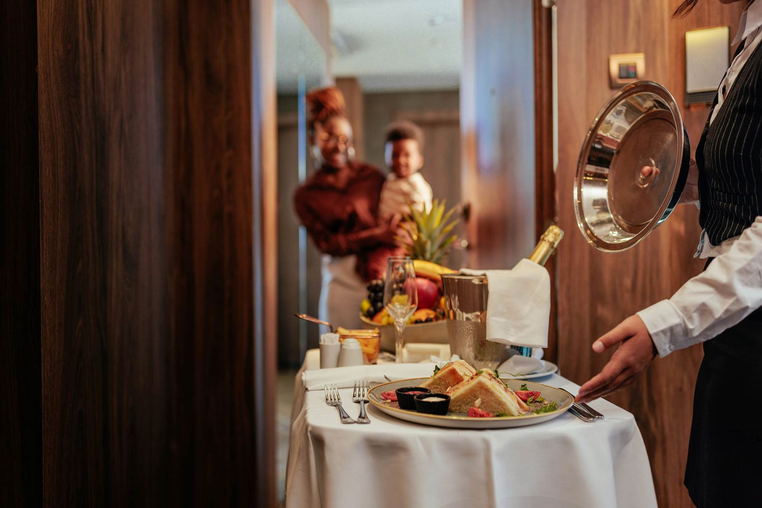 Talerz z soczystym stekiem, frytkami i sałatką zieloną na srebrnej tacy room service