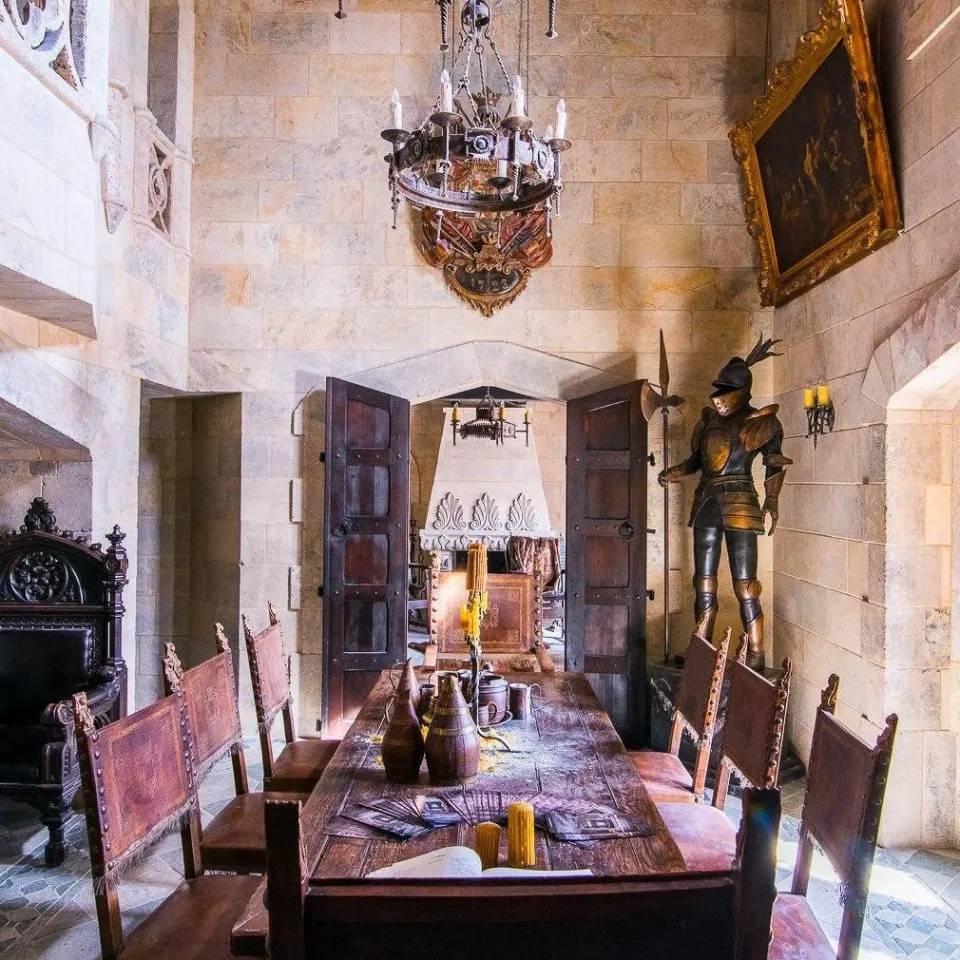 Historyczne wejście do hotelu w zamku Wielkie drewniane drzwi wejściowe do zamku z kutymi okuciami i herbami rodowymi