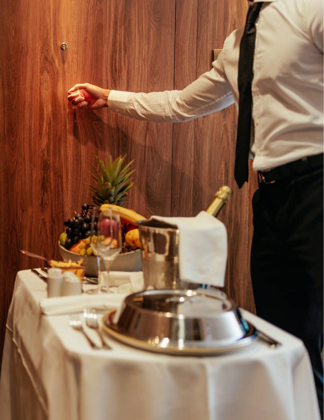 Rachunek room service z pozycjami dań, cenami, opłatą za obsługę i dodatkowym podatkiem VAT