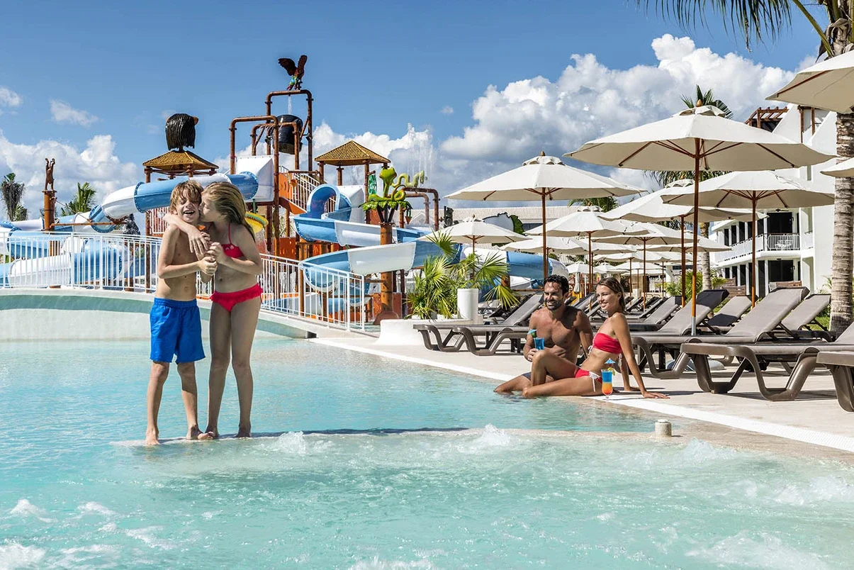 Restauracja z menu dla dzieci Rodzina je posiłek przy stole z krzesełkami dla niemowląt w restauracji