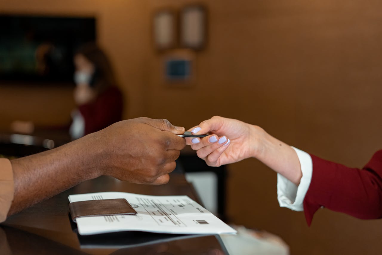 Resort fee ukryta opłata w rachunku Rachunek hotelowy z wyróżnioną pozycją resort fee i wysoką kwotą