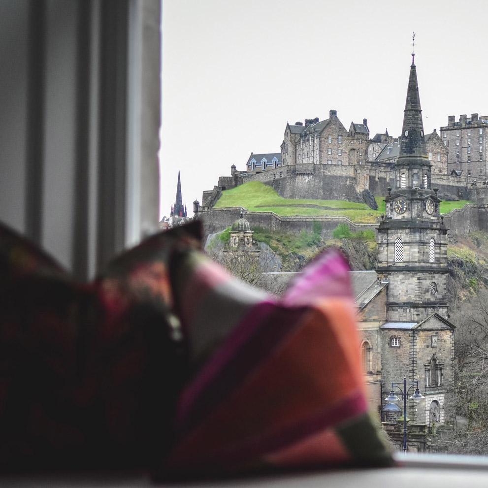 śniadanie na balkonie hotelu z widokiem na Holyrood Palace