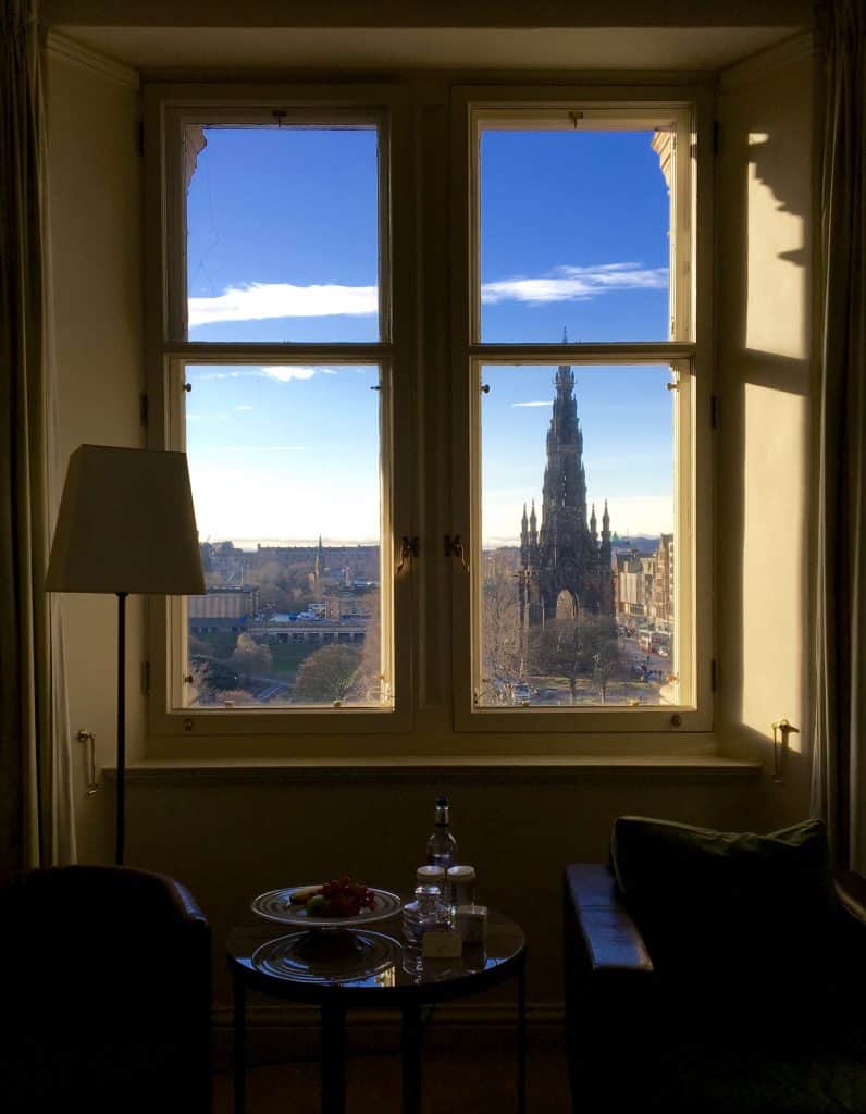 panoramiczny widok na Edynburg z tarasu luksusowego hotelu widokowego