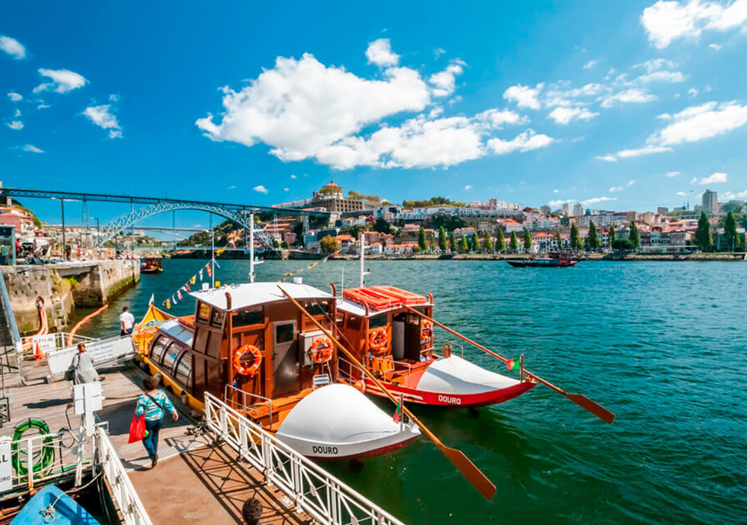 spa z widokiem na rzekę Douro i zielone wzgórza winnic w hotelu