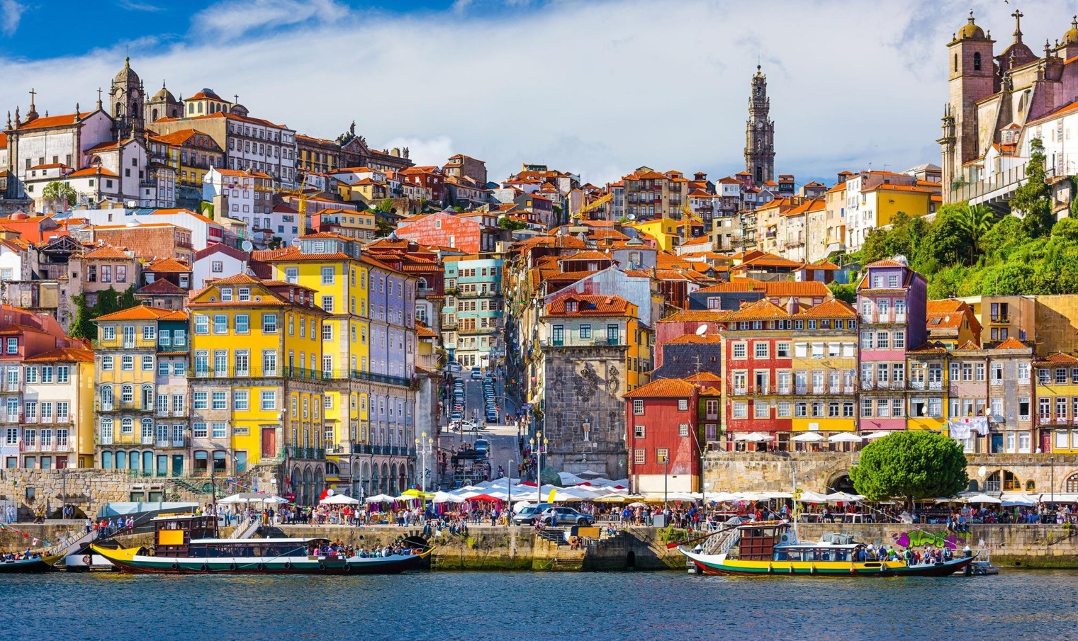 luksusowe łóżko w ekohotelu z oknem na winnice i rzekę Porto