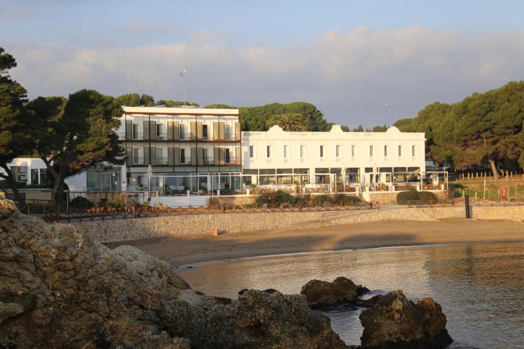 drewniana huśtawka zawieszona między drzewami w ogrodzie hotelowym