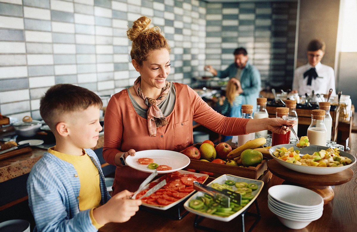 bliskie ujęcie talerza z francuskim daniem w restauracji hotelowej