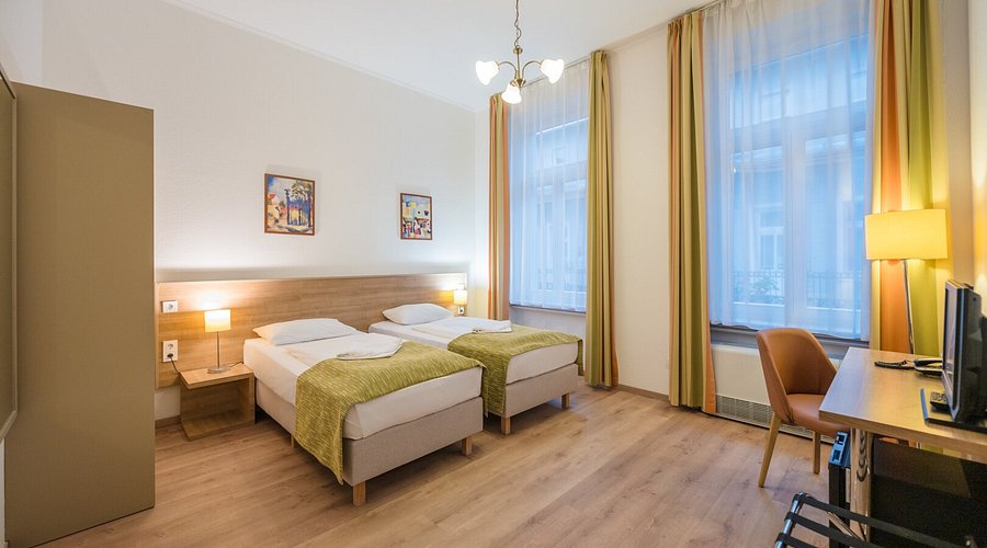 klasyczna fasada hotelu z secesyjnymi detalami architektonicznymi