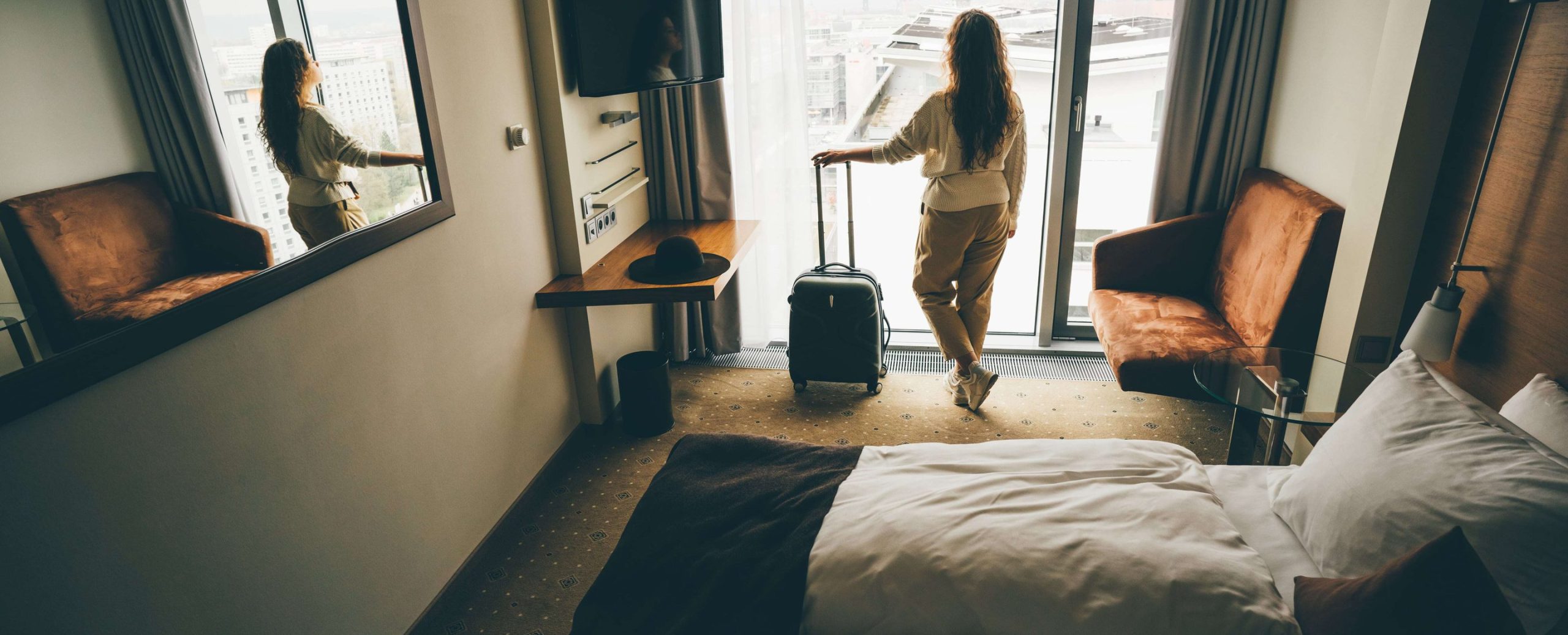 rozmowa dwóch zmartwionych gości z obsługą hotelową