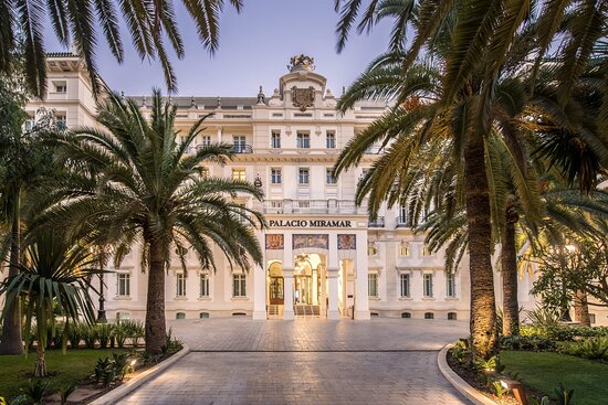 basen w hotelu plażowym basen z otwartym niebem otoczony palmami i białymi leżakami