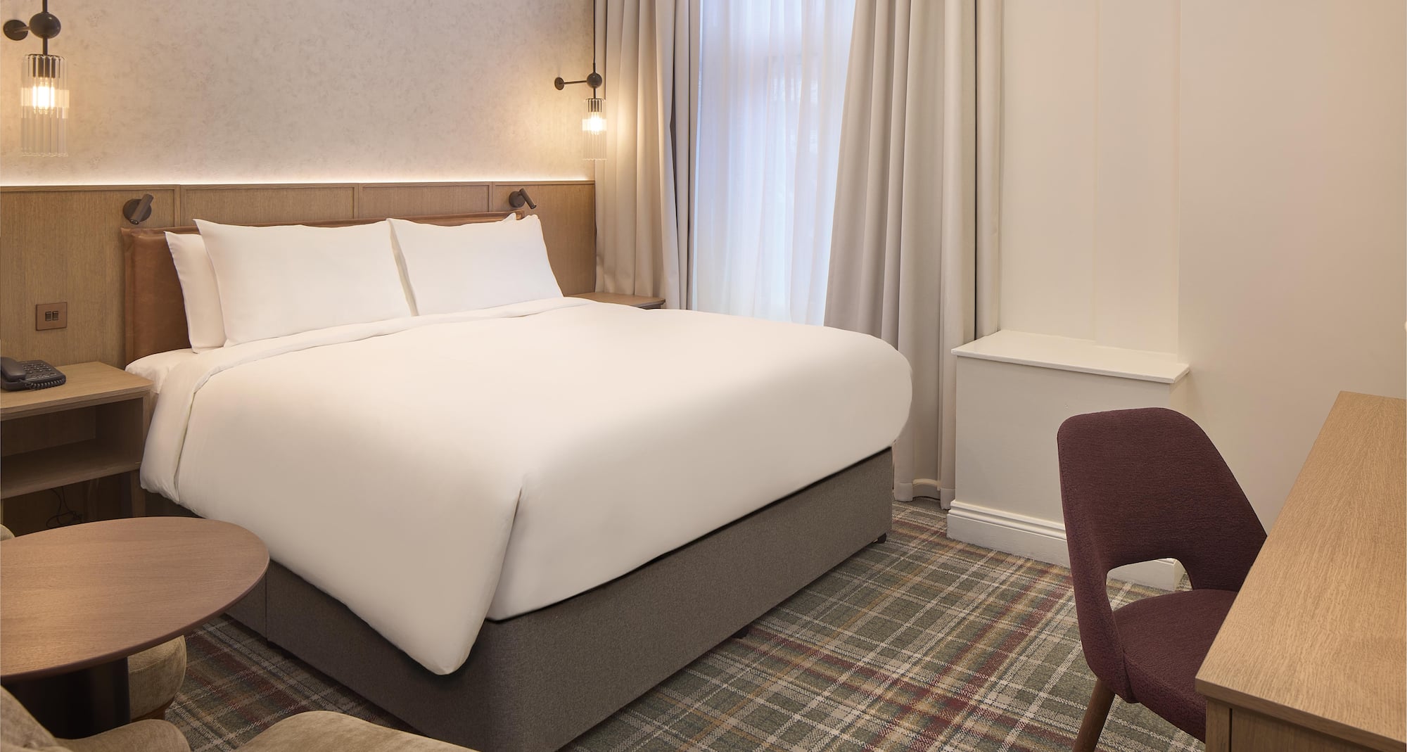 gość pakujący walizkę w pokoju hotelowym