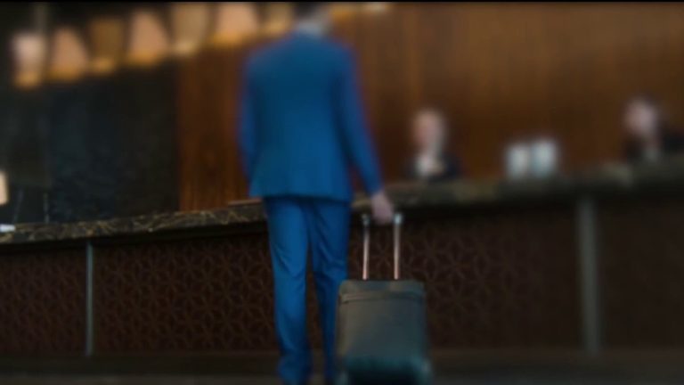 podwojnym zapasem rezerwacji hotelu
