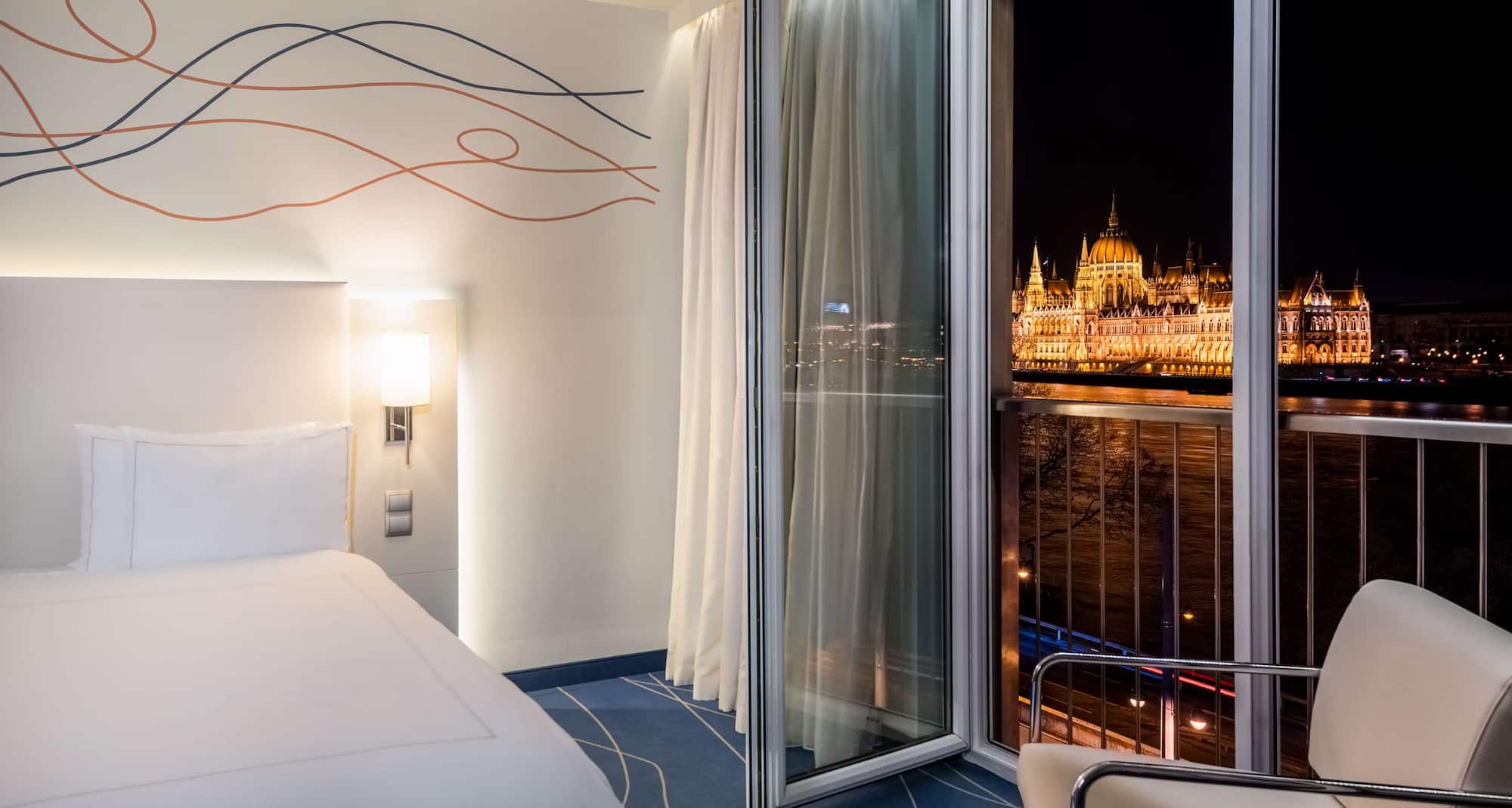 nocne oświetlenie hotelu odbite w wodach Dunaju