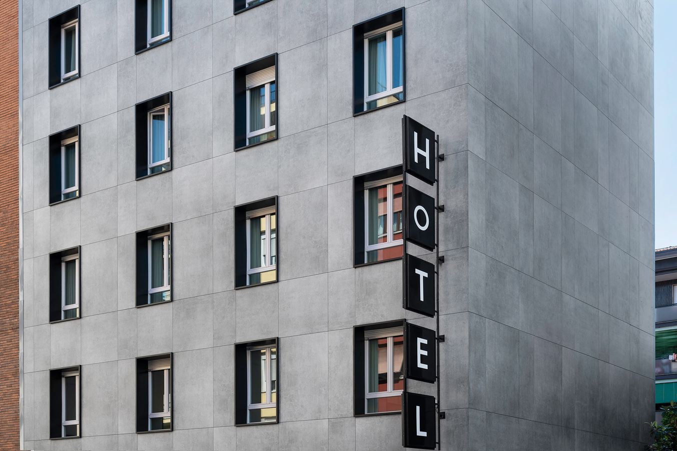 Automatyczne sterowanie oświetleniem w hotelach Inteligentne oświetlenie LED w korytarzu hotelowym z czujnikami ruchu