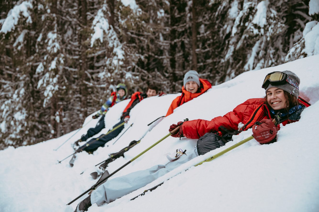 recepcja hotelowa z wypożyczonymi rowerami trekkingowymi dla gości