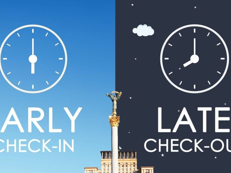 wczesny check-in przy recepcji hotelowej