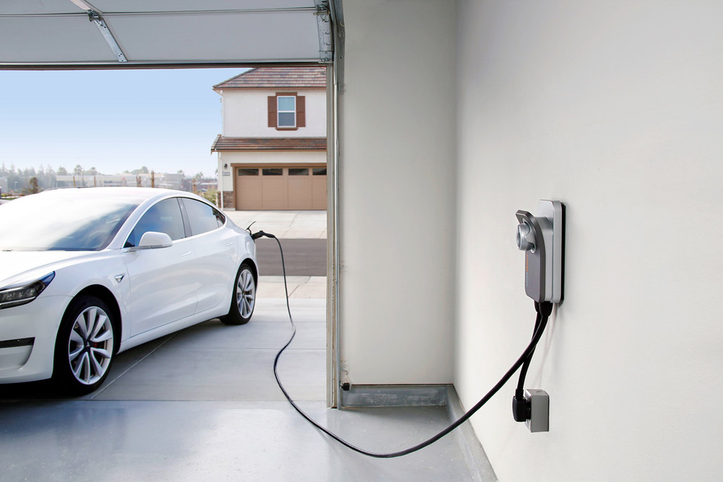 Zielone ładowanie dla gości Energia odnawialna zasilająca stację ładowania samochodów w hotelu