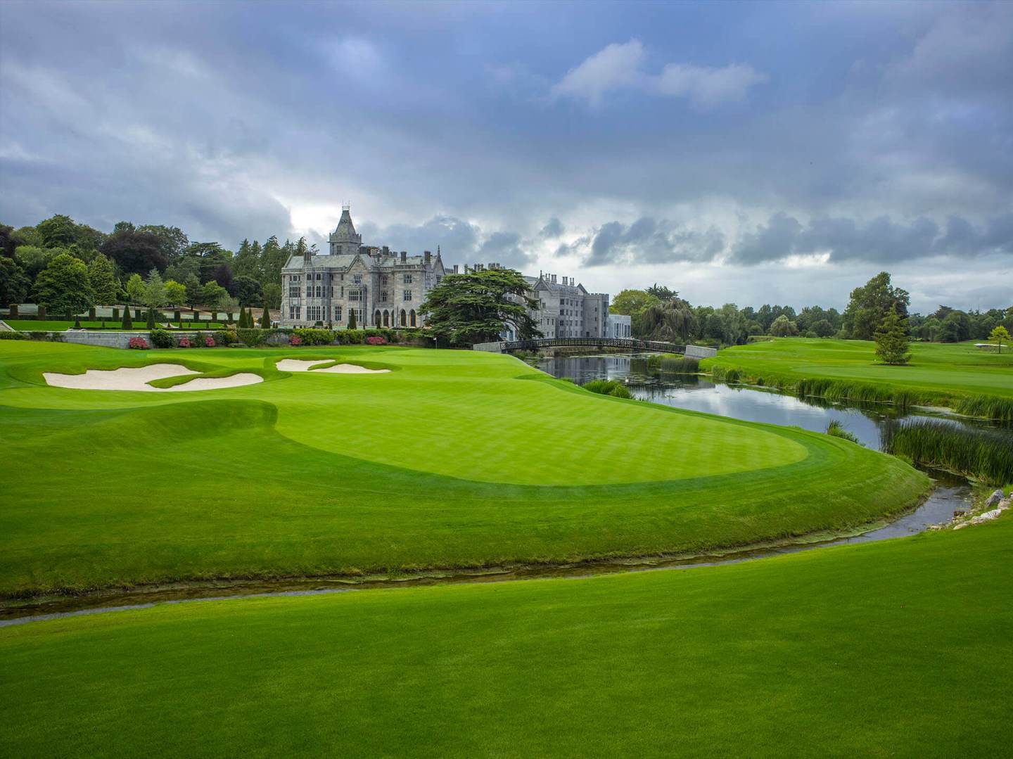 Luksusowy neogotycki zamek-hotel w hrabstwie Limerick oferuje światowej klasy pole golfowe