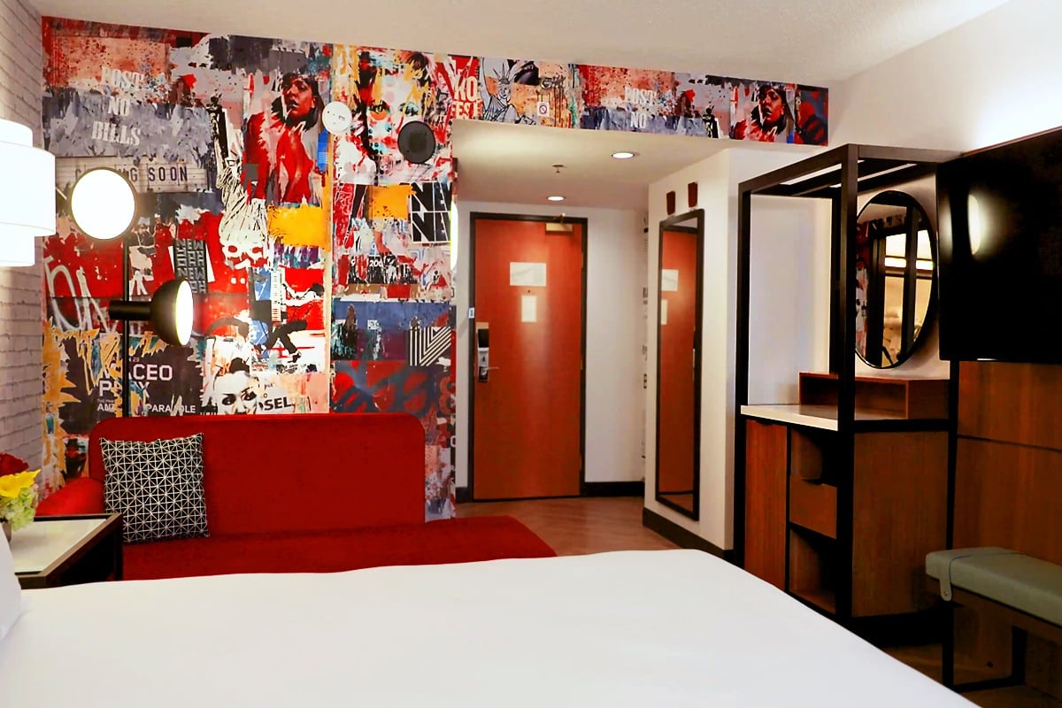 Prawnik przegląda umowę hotelową i dokumenty reklamacyjne przy biurku