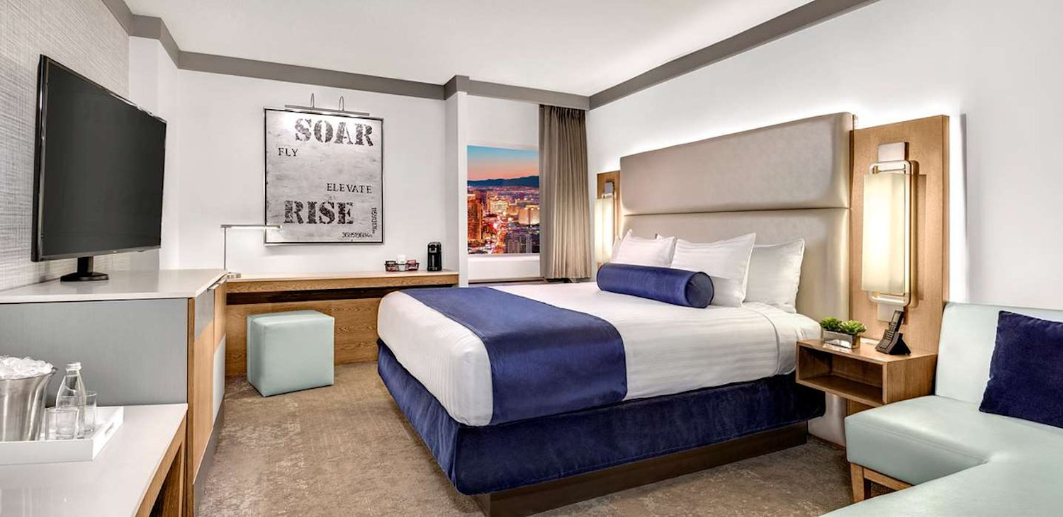 Sędzia ogłasza wyrok w sądzie o przyznaniu rekompensaty klientowi hotelu