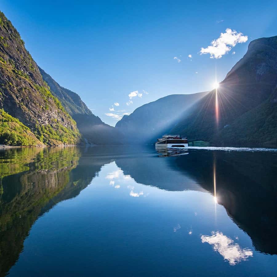 kobieta otrzymująca masaż na leżance z widokiem na morze i fiordy Norwegii