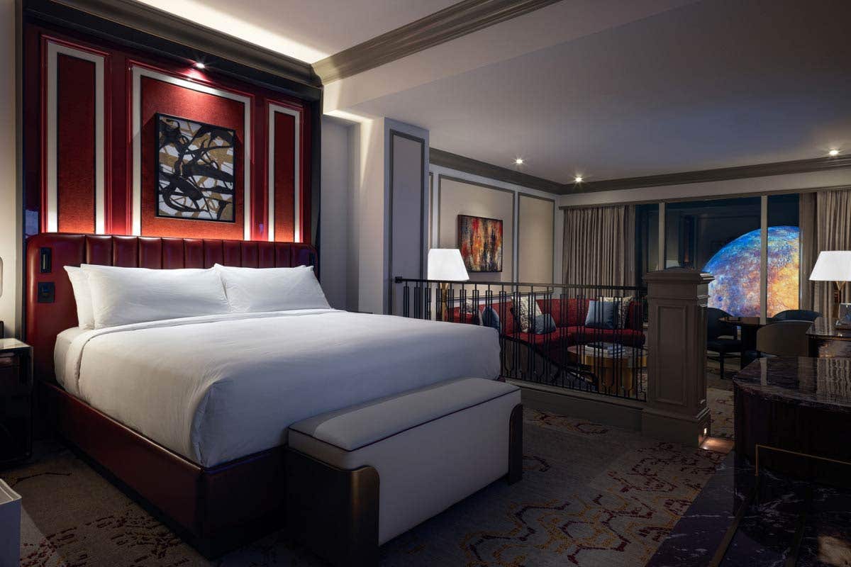 ogród wewnętrzny hotelu z fontanną kwiatami i kamiennymi ławami