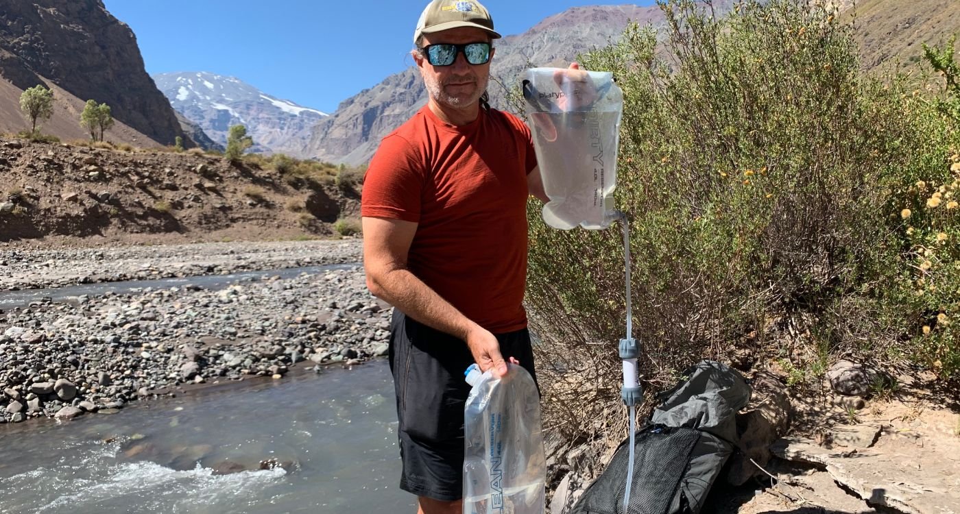 filtr do wody przymocowany do pasa biodrowego plecaka podczas wędrówki