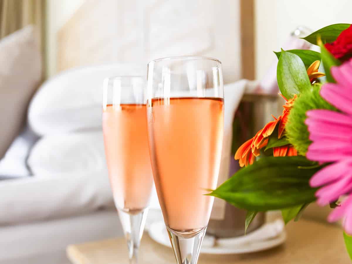 gondola przycumowana do balkonu luksusowego hotelu przy kanale