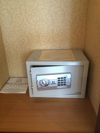 klucze i gotówka do depozytu klucze pokoju i banknoty leżące obok kartki z napisem depozyt